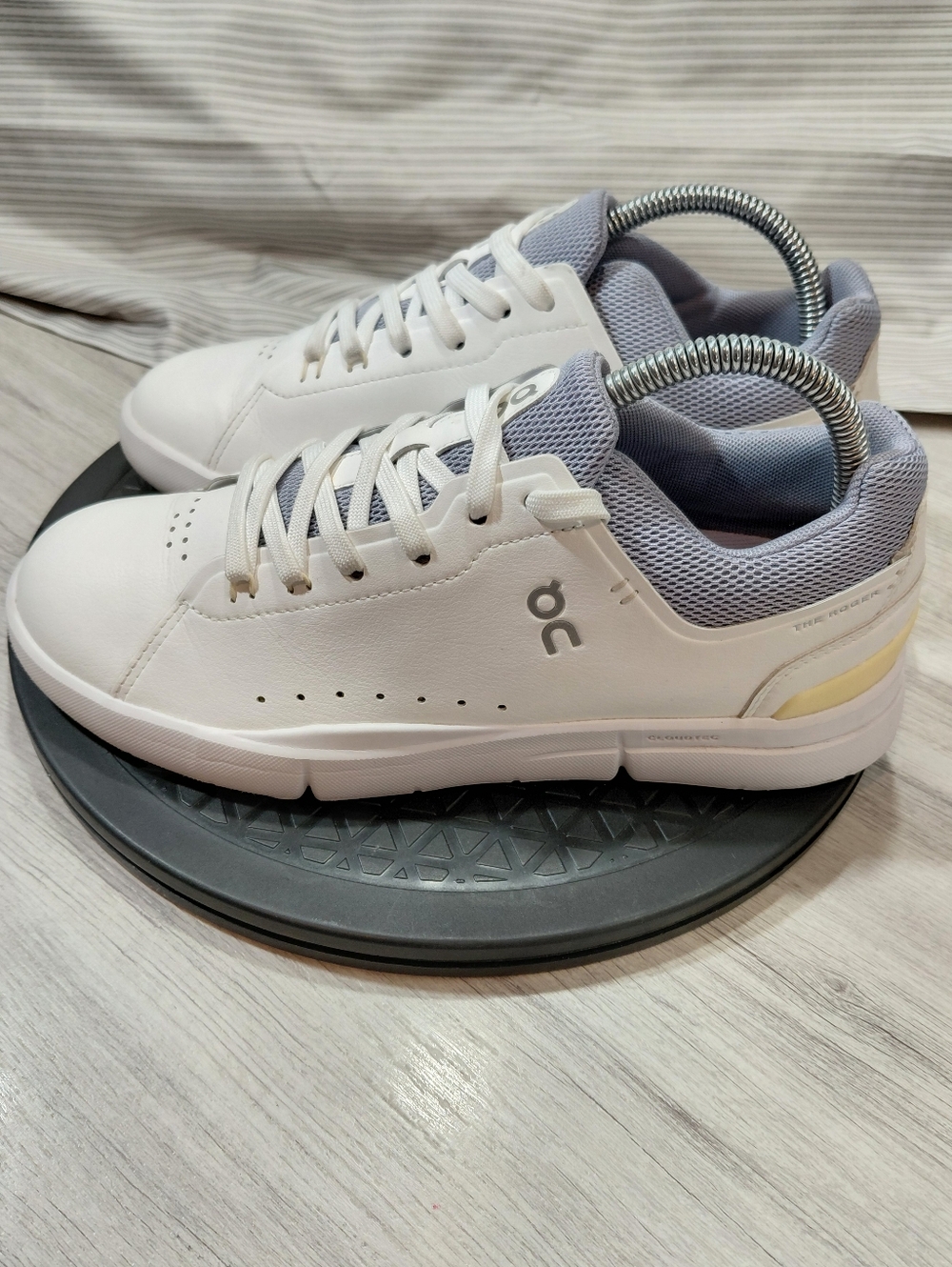 On Rrunning Womens Roger Advantage White Leather & Soft Lilac Everyday Shoe SZ 8